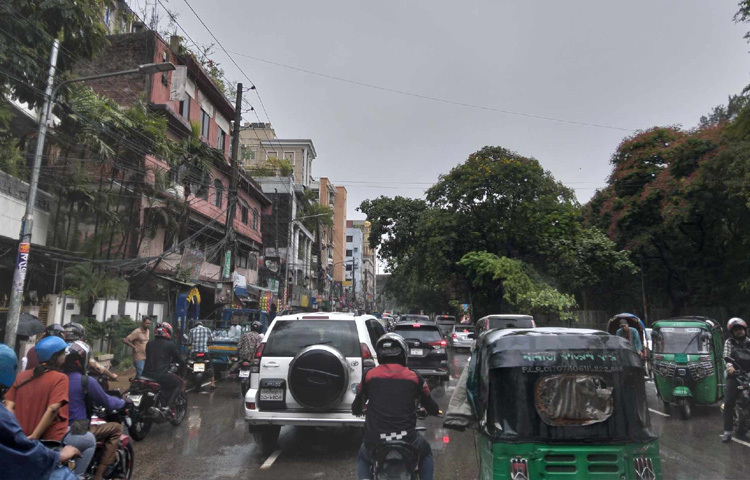 সকাল ১০টা ৪৫ মিনিটের দিকে পূর্বঘোষিত কর্মসূচির অংশ হিসেবে নেতাকর্মীরা সড়কে অবস্থান নিলে বন্ধ হয়ে যায় যান চলাচল। এতে অসহনীয় ভোগান্তিতে পড়েছেন মানুষ।