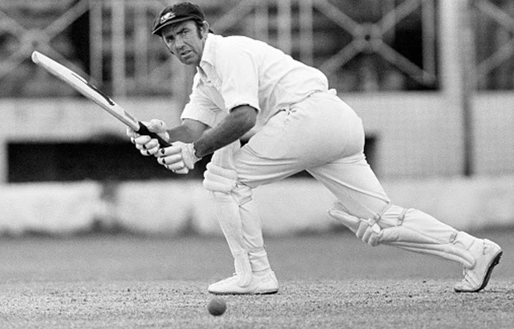 ১৯৫৭ সালে সিম্পসনের টেস্ট অভিষেক হয় ভারতের বিপক্ষে। শুরুতে ইনিংসে বড় কোনো সাফল্য না পেলেও সময়ের সঙ্গে সঙ্গে তিনি দলে হয়ে উঠলেন ভরসার প্রতীক। বিশেষত ওপেনার হিসেবে তিনি ব্যাট হাতে গড়ে তোলেন অনন্য দৃঢ়তা।