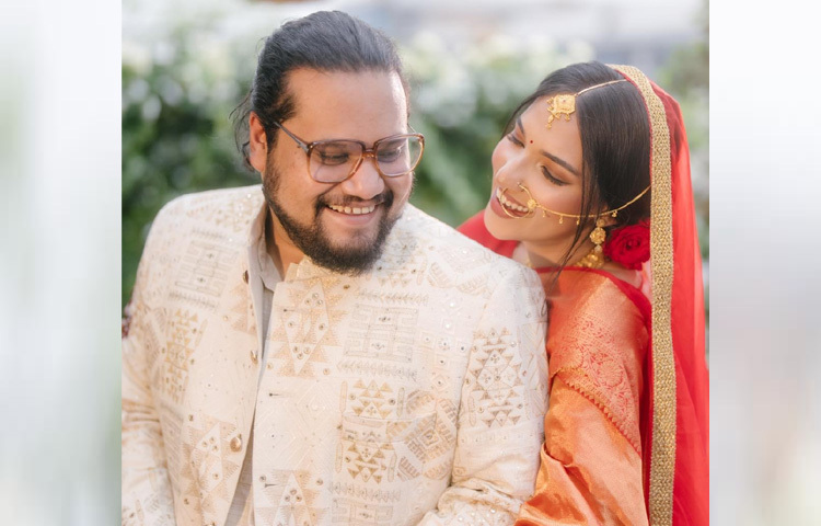 সঙ্গীত পরিচালক ও চলচ্চিত্র নির্মাতা আরাফাত মহসিনের সঙ্গে বিবাহ বন্ধনে আবদ্ধ হয়েছেন তিনি।