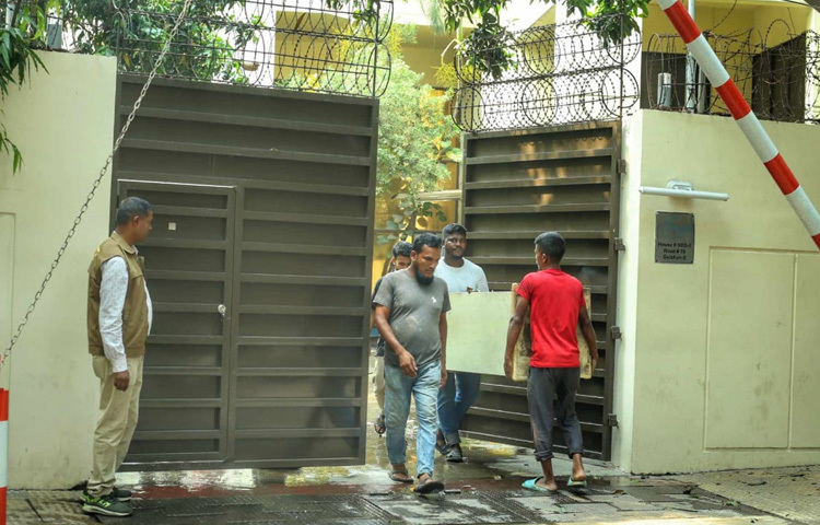 প্রিয় নেত্রীর রুটিন, খাবার, বিশ্রামের জায়গা, ওষুধপত্র সবকিছু যেন ঠিকঠাক থাকে, তা নিশ্চিত করতেই তাদের এই নিরলস পরিশ্রম।