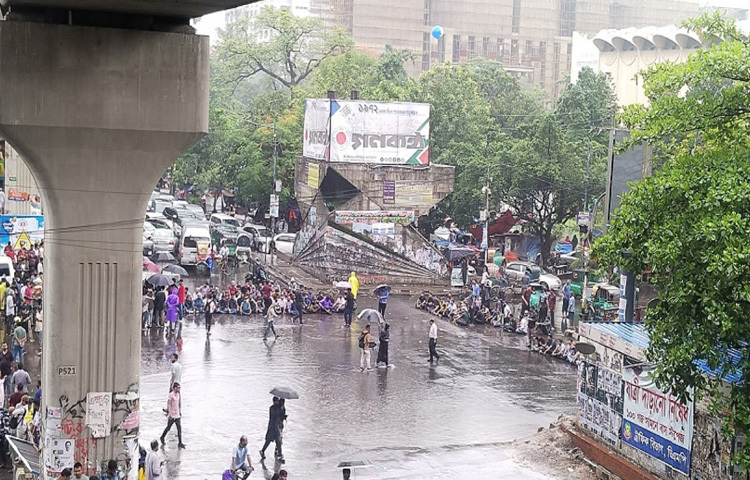 হঠাৎ সড়ক অবরোধের কারণে শাহবাগ, টিএসসি, বাংলা মোটর, কাঁটাবন, মতিঝিলসহ আশপাশের এলাকাজুড়ে সৃষ্টি হয় তীব্র যানজট।