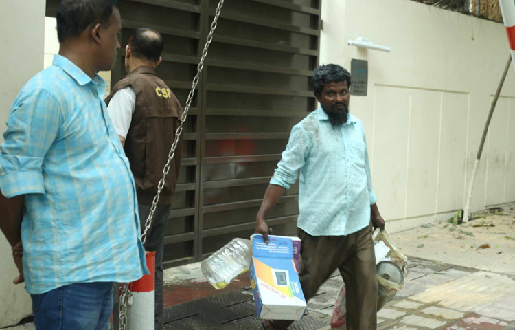 বিছানা, জানালা, পর্দা, সোফা সব কিছুতেই লেগেছে পরিচ্ছন্নতার ছোঁয়া। ঘরের প্রতিটি কোণে যেন ছড়িয়ে দেওয়া হচ্ছে নতুন করে স্বস্তি আর আন্তরিকতার বার্তা।