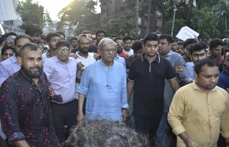 ইঞ্জিনিয়ার্স ইনস্টিটিউটে বাংলাদেশ সম্মিলিত পেশাজীবী পরিষদের আলোচনা সভা চলাকালে সেখান থেকে সরাসরি হাসপাতালে চলে যান তিনি।