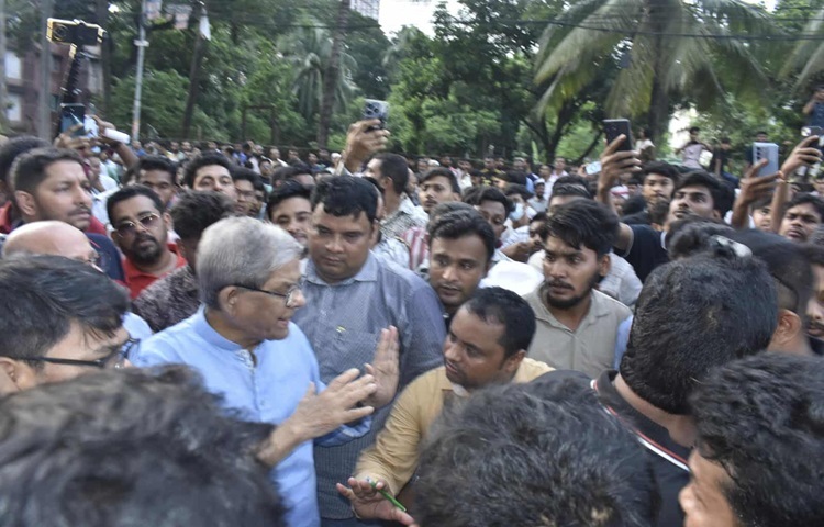 এ সময় তিনি চিকিৎসক ও দায়িত্বশীলদের সঙ্গে কথা বলে আহতদের সর্বশেষ অবস্থা সম্পর্কে অবহিত হন।