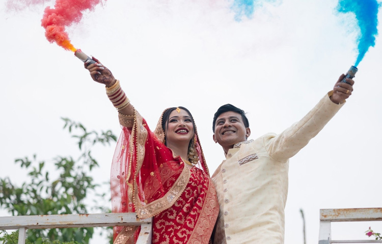 কলারে কারুকাজ করা অফ হোয়াইট শেরওয়ানি পড়ে বিয়ে করেছেন জনপ্রিয় এই অভিনেতা। এদিন কনের লাল শাড়ির জমকালো লুক নজর কেড়েছে সবার।