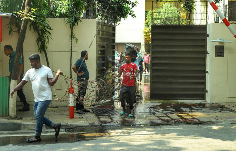 বেগম জিয়ার ফেরার খবরে ফিরোজায় চলছে জোর প্রস্তুতি। বাড়ির ভেতর-বাহির ধুয়েমুছে ঝকঝকে করে তোলা হচ্ছে।