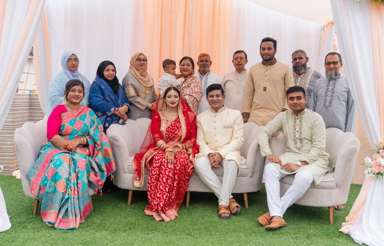 অভিনেতার বিয়ের অনুষ্ঠানে উপস্থিত ছিলেন পরিবার ও কাছের মানুষজন।