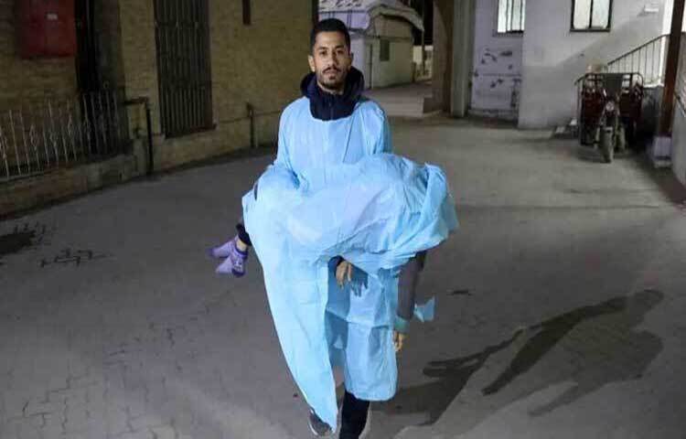 অবরুদ্ধ গাজা উপত্যকায় একটি স্কুল ও দুটি হাসপাতালে হামলা চালিয়েছে ইসরায়েল। এতে অন্তত আট ফিলিস্তিনি নিহত হয়েছেন। নিহতদের মধ্যে বেশ কয়েকজন শিশু রয়েছে বলে জানা গেছে। ছবি: আনাদোলু এজেন্সি