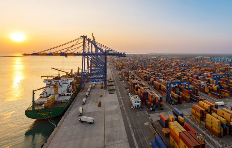 বিশ্বের অন্যতম বৃহত্তম নদী বন্দর হিসেবে ২৫ বছর উদযাপন করেছে ভারতের আদানি গ্রুপের মালিকানাধীন মুন্দ্রা বন্দর। এ উপলক্ষে অনুষ্ঠানে বক্তব্য দিতে গিয়ে আদানি গ্রুপের চেয়ারম্যান গৌতম আদানি বলেন, মুন্দ্রা বন্দর সমগ্র আদানি গ্রুপের জন্য সম্ভাবনার দিগন্তের সূচনা করেছিল। ২৫ বছর আগে যখন এর যাত্রা শুরু হয় তখন একটি বাতিঘরের স্বপ্ন দেখেছিলাম যা ভারতের অগ্রযাত্রাকে প্রতিনিধিত্ব করবে। এই প্রতিশ্রুতি পূরণের স্বপ্ন শুধু মুন্দ্রার মধ্যেই সীমাবদ্ধ নয় বরং তা এ পথচলায় আস্থা রাখা দেশের প্রতিটি স্টেকহোল্ডারের আত্মবিশ্বাসের প্রতিফলন। ছবি- সংগৃহীত