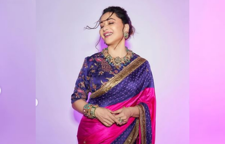 বলিউডের জনপ্রিয় অভিনেত্রী মাধুরী দীক্ষিত। তার রূপে মুগ্ধ হননি এমন মানুষ খুব কমই আছেন। তার এমন স্নিগ্ধ রূপের কাছে যেন হার মেনেছে বয়স। ৫৬ বছরেও ভক্তদের হৃদয়ে আলোড়ন তুলতে পারেন এই অভিনেত্রী। ছবি: ইনস্টাগ্রাম