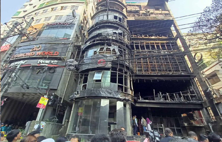 রাজধানীর বেইলি রোডে অগ্নিকাণ্ডে পুড়ে যাওয়া বহুতল ভবনের আজকের অবস্থা। ছবি: মাহবুব আলম