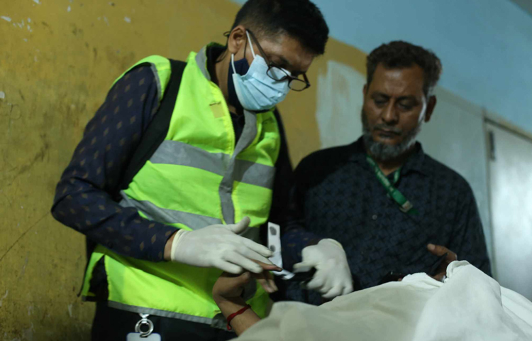 পরিচয়হীন মরদেহ শনাক্ত করতে নেওয়া হচ্ছে ফিঙ্গার প্রিন্ট। ছবি: মাহবুব আলম