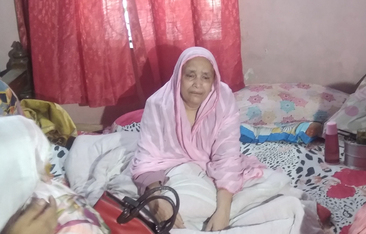 রাজধানীর বেইলি রোডে অগ্নিকাণ্ডের ঘটনায় ব্রাহ্মণবাড়িয়ার সরাইল উপজেলার ইতালি প্রবাসীর পরিবারের পাঁচ সদস্য নিহত হয়েছেন। ছেলে, পুত্রবধূ ও নাতি-নাতনিদের হারিয়ে বিলাপ করছিলেন হেলেনা বেগম। ছবি: আবুল হাসনাত মো. রাফি