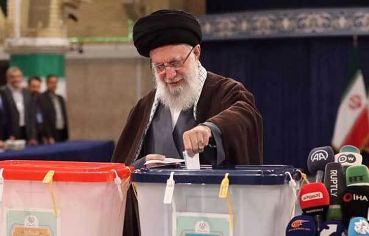 ইরানে সংসদ নির্বাচনে ভোটগ্রহণ চলছে। স্থানীয় সময় ১ মার্চ সকাল ৮টার দিকে দেশটিতে ভোটগ্রহণ শুরু হয়, যা চলবে সন্ধ্যা ৬টা পর্যন্ত। এরই মধ্যে ইরানের সর্বোচ্চ নেতা আয়তুল্লাহ খামেনি তেহরানের একটি কেন্দ্রে ভোট দিয়েছেন। ছবি: সংগৃহীত