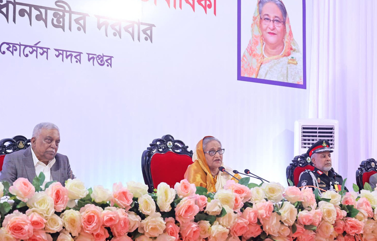 আজ কুর্মিটোলা র‌্যাব সদর দপ্তরে র‌্যাপিড অ্যাকশন ব্যাটালিয়ানের (র‌্যাব) ২০তম প্রতিষ্ঠাবার্ষিকী উপলক্ষে আয়োজিত অনুষ্ঠানে বক্তব্য রাখেন প্রধানমন্ত্রী শেখ হাসিনা। ছবি: ইয়াসিন কবির জয়