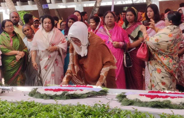 গোপালগঞ্জের টুঙ্গিপাড়ায় বঙ্গবন্ধু শেখ মুজিবুর রহমানের সমাধিতে পুষ্পস্তবক অর্পণ করে শ্রদ্ধা নিবেদন করেছেন অর্থ প্রতিমন্ত্রী ওয়াসিকা আয়শা খান। ছবি: ইসমাইল হোসেন রাসেল