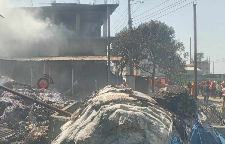 আজ নারায়ণগঞ্জের ফতুল্লায় ওয়েল্ডিংয়ের কাজ করার সময়ে একটি তুলা কারখানায় ভয়াবহ অগ্নিকাণ্ডের ঘটনা ঘটেছে। ছবি: মোবাশ্বির শ্রাবণ