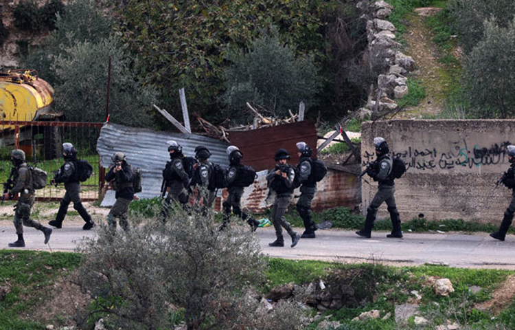 গাজায় হামলার পাশাপাশি পশ্চিম তীরে অভিযান চালাচ্ছে ইসরায়েলি বাহিনী। গত ২৪ ঘণ্টায় অভিযান চালিয়ে অন্তত ২৫ ফিলিস্তিনিকে গ্রেফতার করেছে দখলদাররা। ছবি: এএফপি