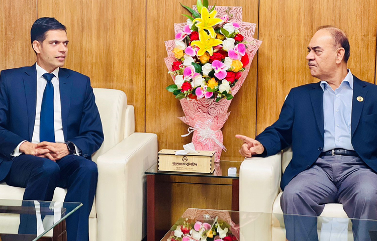 সচিবালয়ে ঢাকায় নিযুক্ত নেপালের রাষ্ট্রদূত ঘনশ্যাম ভান্ডারির সঙ্গে সাক্ষাৎকালে বেসামরিক বিমান পরিবহন ও পর্যটনমন্ত্রী মুহাম্মদ ফারুক খান বলেন, আঞ্চলিক সংযোগ বাড়াতে বাংলাদেশ কাজ করছে। ছবি: মুসা আহমেদ