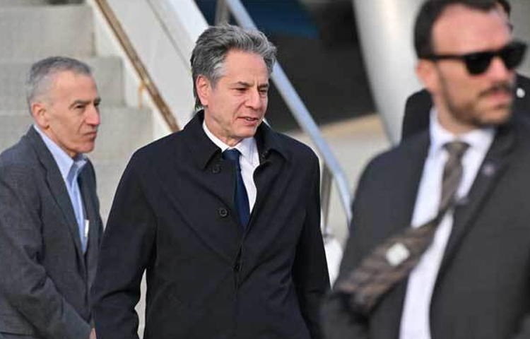 দক্ষিণ কোরিয়ায় তৃতীয়বারের মতো শুরু হচ্ছে গণতন্ত্র সম্মেলন। এতে যোগ দিতে এরই মধ্যে দক্ষিণ কোরিয়া পৌঁছেছেন মার্কিন পররাষ্ট্রমন্ত্রী অ্যান্টনিও ব্লিঙ্কেন। ছবি: এএফপি