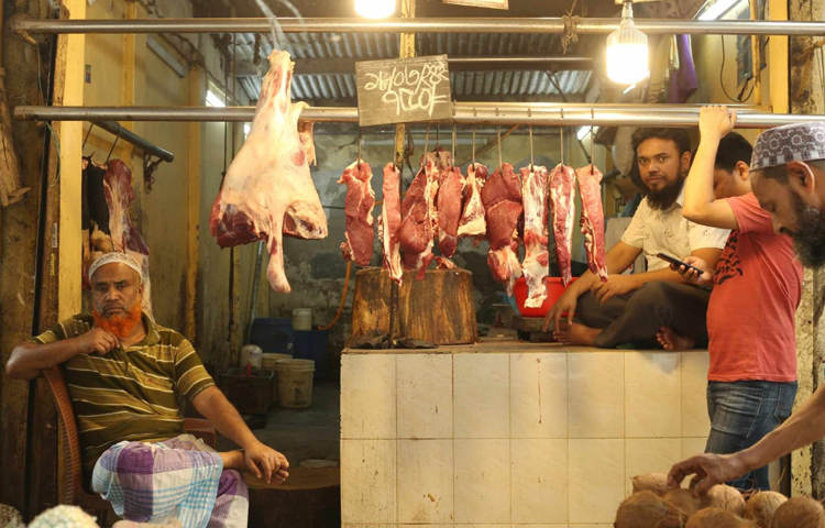 চামড়ার দাম যৌক্তিক মূল্যে বিক্রি এবং হাট থেকে গরু কিনে বাজারে আনা পর্যন্ত চাঁদাবাজিসহ নানা হয়রানির বন্ধ হলে ৫০০ টাকার নিচে এক কেজি গরুর মাংস বিক্রি করা সম্ভব বলে জানান জাতীয় ভোক্তা অধিকার সংরক্ষণ অধিদফতরের মহাপরিচালক এ. এইচ. এম. সফিকুজ্জামান। ছবি: মাহবুব আলম