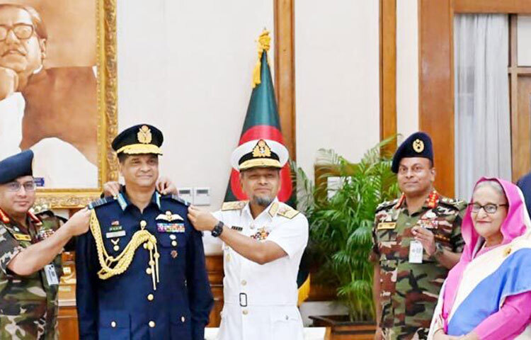 বিমানবাহিনী প্রধান এয়ার মার্শাল হাসান মাহমুদ খাঁনকে এয়ার চিফ মার্শাল র‍্যাংক ব্যাজ পরানো হয়েছে। আজ গণভবনে প্রধানমন্ত্রী শেখ হাসিনার উপস্থিতিতে তাকে এ র‍্যাংক ব্যাজ পরানো হয়। তাকে ব্যাজটি পরিয়ে দেন সেনাবাহিনী প্রধান জেনারেল ওয়াকার-উজ-জামান ও নৌবাহিনী প্রধান অ্যাডমিরাল এম নাজমুল হাসান। ছবি- সংগৃহীত