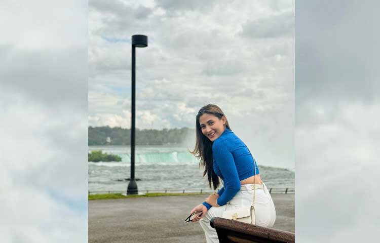 সব পোশাকেই দারুণ মানায় এই লাস্যময়ী অভিনেত্রীকে। ছবি: ফেসবুক থেকে