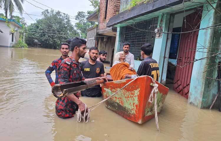 ভারী বর্ষণ ও ফেনী নদীর পানি বিপৎসীমা অতিক্রম করায় চট্টগ্রামের মিরসরাইয়ে পানিবন্দি হয়ে পড়েছেন প্রায় দুই লাখের বেশি মানুষ। নদীর পানির উচ্চতা ক্রমাগত বৃদ্ধি পাওয়ায় ১১টি ইউনিয়নের সব এলাকা প্লাবিত হয়েছে। প্রতিনিয়ত প্লাবিত হচ্ছে এখানকার নতুন নতুন এলাকা। ছবি: এম মাঈন উদ্দিন