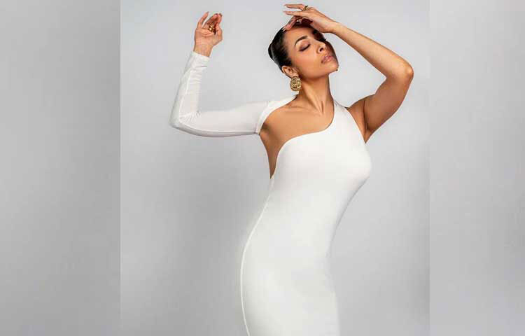 কাটআউট ওয়ান শোল্ডার বডিকন গাউনে অভিনেত্রী মালাইকা অরোরা। ছবি: ইনস্টাগ্রাম