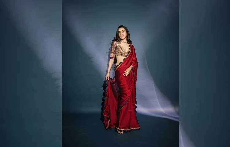 ‘স্ত্রী ২’ সিনেমা মুক্তির আগে থেকে এর প্রচারণায় বেশ ব্যস্ত ছিলেন শ্রদ্ধা। প্রচারণার সময় সিনেমার থিমের সঙ্গে সামঞ্জস্য রেখে স্টাইলিং করতে দেখা গেছে তাকে। তিনি লাল রঙের নানা শেডের পোশাক পরে সবাইকে তাক লাগিয়ে দিয়েছেন। ছবি: ইনস্টাগ্রাম