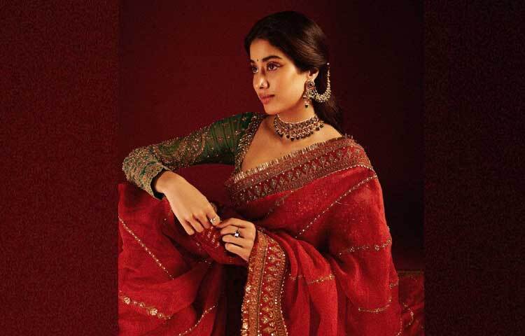 সবুজ রঙের ফুলহাতা ব্লাউজের সঙ্গে লাল শাড়িতে বেশ লাস্যময়ী লাগছে তাকে। ছবি: ইনস্টাগ্রাম