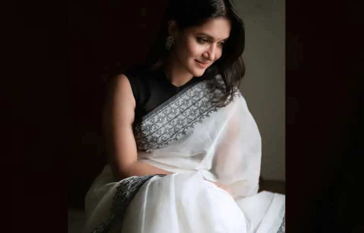 কাজের ফাঁকে সময় দেন সামাজিক যোগাযোগ মাধ্যমে। খুব বেশি সরব না হলেও শেয়ার করেন নিজের প্রিয় মুহূর্তের ছবি। ছবি: ফেসবুক থেকে