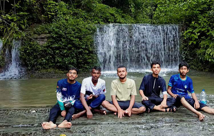 আঁকাবাঁকা পাহাড়ি পথ পেরিয়ে যখন ঝর্ণার স্বচ্ছ জলে শরীর ভিজিয়ে নেন পর্যটকেরা, তখন পথের ক্লান্তি ধুয়ে যায়। ছবি: এম মাঈন উদ্দিন