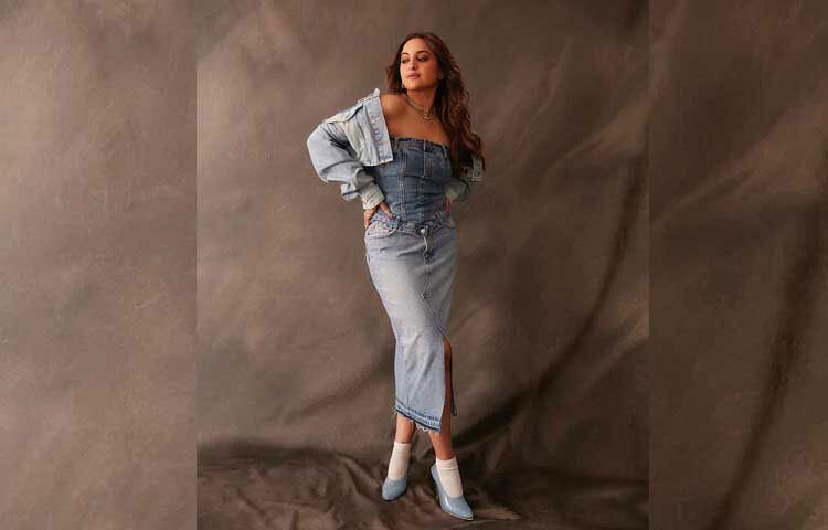 আকর্ষণীয় কোরসেট, জ্যাকেট আর মিডল স্লিট ডেনিম স্কার্টে লাস্যময়ী অভিনেত্রী সোনাক্ষী সিনহা। ছবি: ইনস্টাগ্রাম