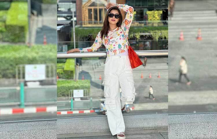 ফুলস্লিভ প্রিন্টেড টপসের সঙ্গে পরেছেন সাদা কার্গো প্যান্টে বেশ স্টাইলিশ লুকে ক্যামেরাবন্দি হয়েছেন অভিনেত্রী। ছবি: ফেসবুক থেকে
