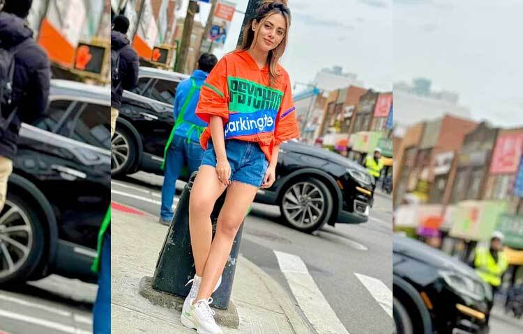 নীল শর্টসের সঙ্গে উজ্জ্বল কমলা ওভারসাইজড শার্টে ক্যামেরাবন্দি হয়েছেন সুন্দরী এই অভিনেত্রী। ছবি: ফেসবুক থেকে