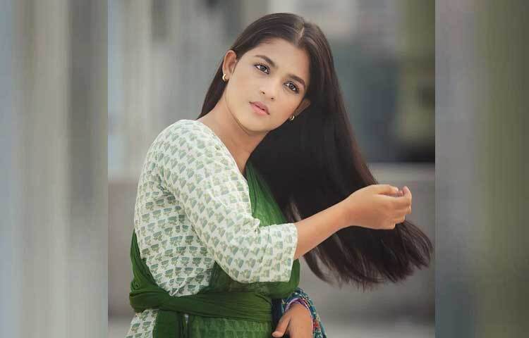 সাদা প্রিন্টের সালওয়ার কামিজ আর সবুজ ওড়নায় সাদামাটা অভিনেত্রী। ছবি: ফেসবুক থেকে