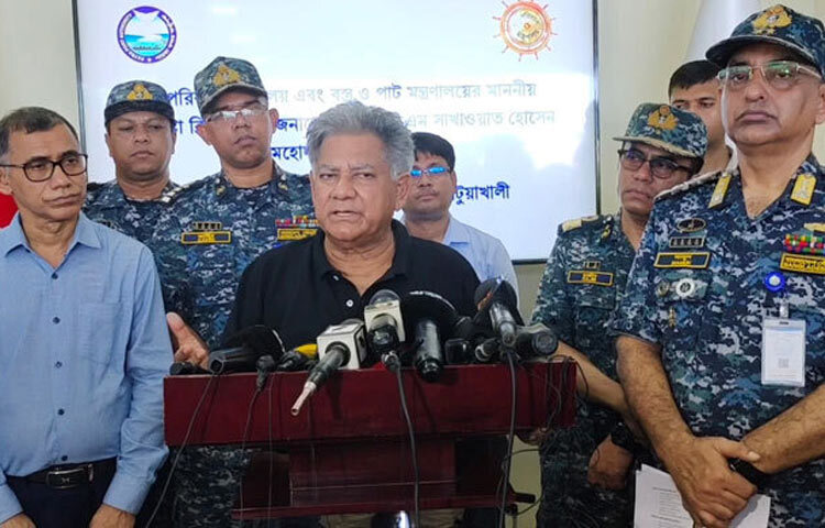 নৌপরিবহন মন্ত্রণালয়ের উপদেষ্টা ব্রিগেডিয়ার জেনারেল (অব.) সাখাওয়াত হোসেন বলেছেন, বিগত দিনে অনেক প্রকল্প এবং কাজ হয়েছে যেগুলো রিকোয়েস্ট, মৌখিক এবং পলিটিক্যালি হয়ে গেছে। সেগুলো আমি কিছু করতে পারি না। কিন্তু ভবিষ্যতে যাতে এরকম না হয়, প্রপার ইভোল্যুশন (যথাযথ মূল্যায়ন) না করে কোনো কাজ নৌমন্ত্রণালয় থেকে করা হবে না। আজ সকালে পটুয়াখালীর পায়রা সমুদ্রবন্দরের বিভিন্ন উন্নয়নকাজ পরিদর্শন শেষে সাংবাদিকদের সঙ্গে মতবিনিময়কালে তিনি একথা বলেন। ছবি: জাগো নিউজ