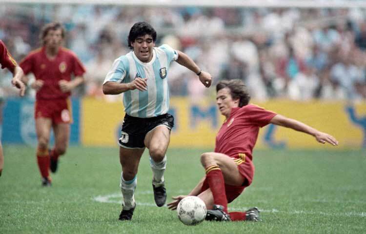 ফিফার চোখে ম্যারাডোনা শতাব্দীর সেরা ফুটবলার। ছবি: এএফপি