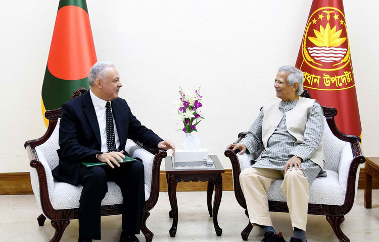 প্রধান উপদেষ্টা প্রফেসর মুহাম্মদ ইউনূসের সঙ্গে আজ তেজগাঁওয়ে তাঁর কার্যালয়ে বাংলাদেশে মিশরের রাষ্ট্রদূত ওমর ফাহমি সাক্ষাত করেন। ছবি: পিআইডি