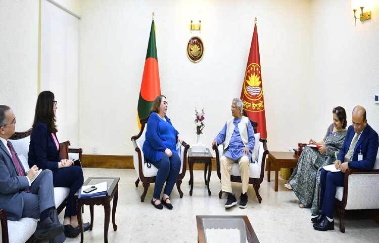 প্রধান উপদেষ্টা প্রফেসর মুহাম্মদ ইউনূসের সঙ্গে বিদায়ী সাক্ষাৎ করেন বাংলাদেশে যুক্তরাষ্ট্রের চার্জ দ্য অ্যাফেয়ার্স হেলেন লাফেভ। ছবি: পিআইডি
