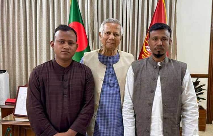 ঢাকায় রাষ্ট্রীয় অতিথি ভবন যমুনায় প্রধান উপদেষ্টা অধ্যাপক মুহাম্মদ ইউনূসের সঙ্গে সাক্ষাৎ করেছেন শহীদ আবু সাইদের দুই ভাই। ছবি: প্রধান উপদেষ্টার ফেসবুক থেকে