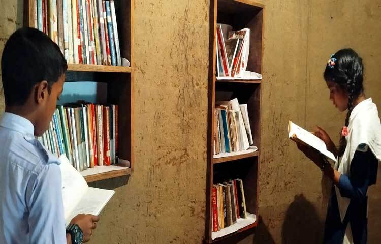 বড়াল বিদ্যানিকেতনে আছে মাটির তৈরি আকর্ষণীয় এক লাইব্রেরি।