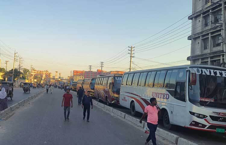 রাজধানীর প্রবেশদ্বার খ্যাত মহানগরীর চন্দনা চৌরাস্তা থেকে টঙ্গী পর্যন্ত ১২ কিলোমিটার সড়কে চলছে না কোনো গণপরিবহন ও পণ্যবাহী যানবাহন।
