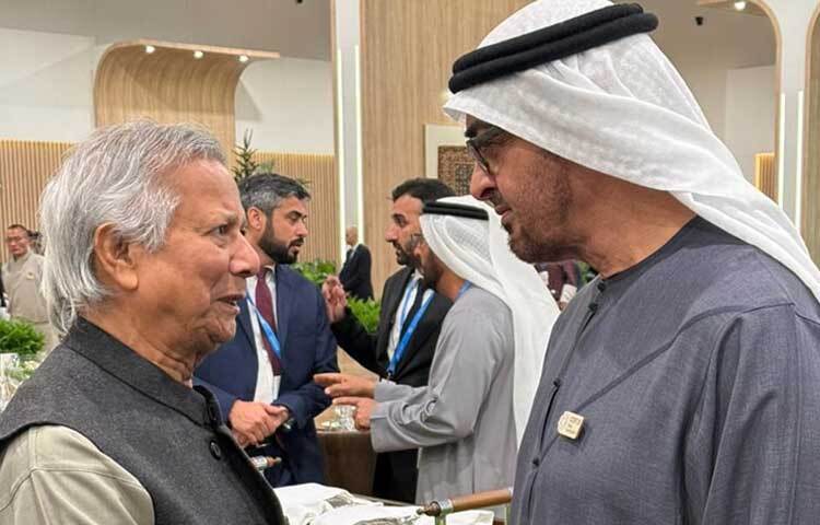 প্রধান উপদেষ্টা অধ্যাপক মুহাম্মদ ইউনূস কপ-২৯ সম্মেলনে সংযুক্ত আরব আমিরাতের প্রেসিডেন্ট শেখ মোহাম্মদ বিন জায়েদ আল নাহিয়ানের সঙ্গে সাক্ষাৎ করেছেন। ছবি: উপদেষ্টার ফেসবুক থেকে