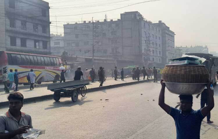 এতে শ্রমিকরা বিক্ষুব্ধ হয়ে ঢাকা-ময়মনসিংহ মহাসড়ক অবরোধ করেন।