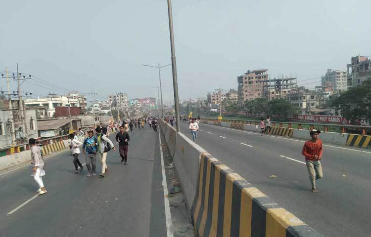 জানা গেছে, সকাল থেকেই বিভিন্ন এলাকা থেকে ক্যাম্পাসে জড়ো হতে থাকেন সরকারি সোহরাওয়ার্দী কলেজের শিক্ষার্থীরা। সকাল ১০টার দিকে তারা লাঠিসোঁটা হাতে বের হন কবি নজরুল সরকারি কলেজের দিকে। বেলা ১১টার দিকে কবি নজরুল কলেজের সামনে থেকে মিছিল নিয়ে মোল্লা কলেজের উদ্দেশ্যে রওনা হন এ দুই কলেজের হাজারও শিক্ষার্থী। পরে মাহবুবুর রহমান মোল্লা কলেজে হামলা ও ব্যাপক ভাঙচুর করেন তারা।