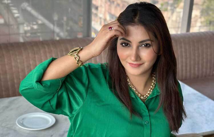 এরই মধ্যে ক্যারিয়ারে দুই দশক পার করেছেন গুণী এই অভিনেত্রী।