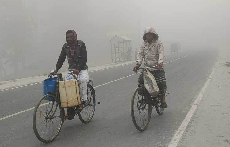 সন্ধ্যার পর থেকে পরদিন সকাল পর্যন্ত বৃষ্টির মতো ঝরছে কুয়াশা। হাসপাতালে ঠান্ডাজনিত রোগীর সংখ্যাও বেড়েছে।