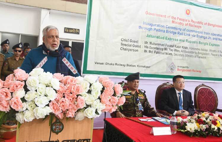 রেলপথ মন্ত্রণালয়ের উপদেষ্টা মুহাম্মদ ফাওজুল কবির খান বলেছেন, সবাই বাড়ির পাশে ট্রেন স্টেশন চায়। সবাই আশা করেন যে রেলগাড়িটি তাদের বাড়ির পাশে থামবে। আবার তারা এটাও চান যে দ্রুততম সময়ে গন্তব্যে পৌঁছাবেন। এটা সম্ভব না। ছবি: পিআইডি